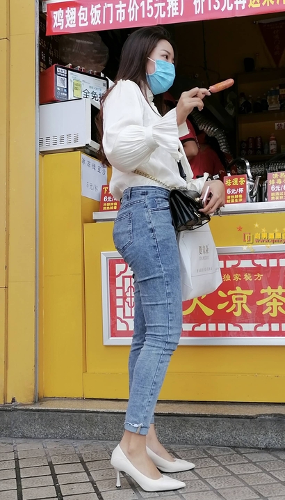 一个身段迷人的风尚牛仔裤圆臀小姐姐[UK-L1PJ]