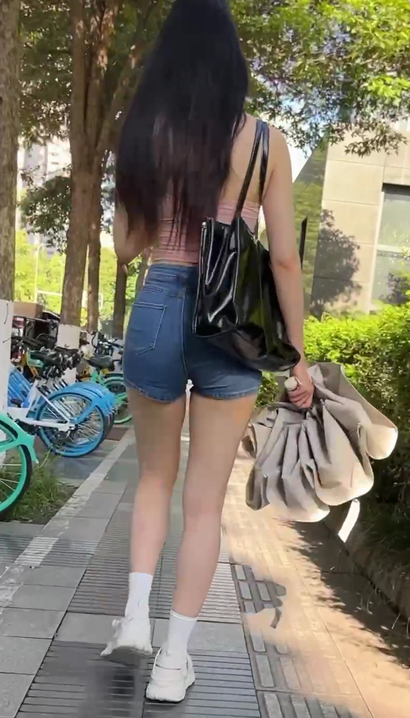 【视频】一个螓首蛾眉的风尚热裤丰臀女神[SY-0N3U]