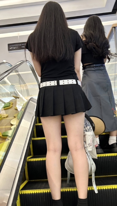 一个明艳不可方物的风尚裙子宽臀靓女[RV-ZT74]