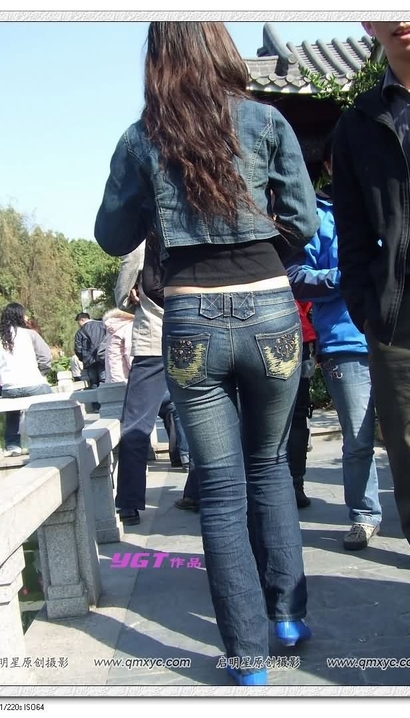 一位绝色美人的潮流紧身牛仔裤翘臀美眉[FS-FSC3]