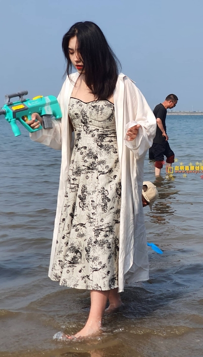 一个眉目如画的时尚超短裙圆臀女孩[ER-O9IG]