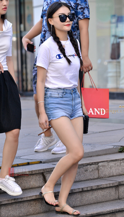 一个柳娇花媚的时髦热裤紧臀美女[RQ-4057]