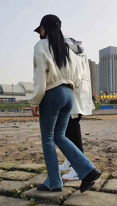一位粉妆玉琢的小清新紧身牛仔裤圆臀女神[YA-97X5]