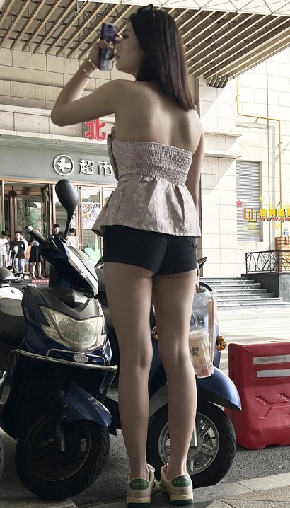 抓拍仪态万千的小清新热裤美腿女神[PO-Q58O]