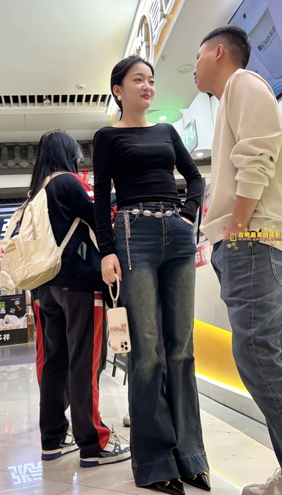 一位青春靓丽的前卫紧身牛仔裤宽臀女孩[FA-44UF]