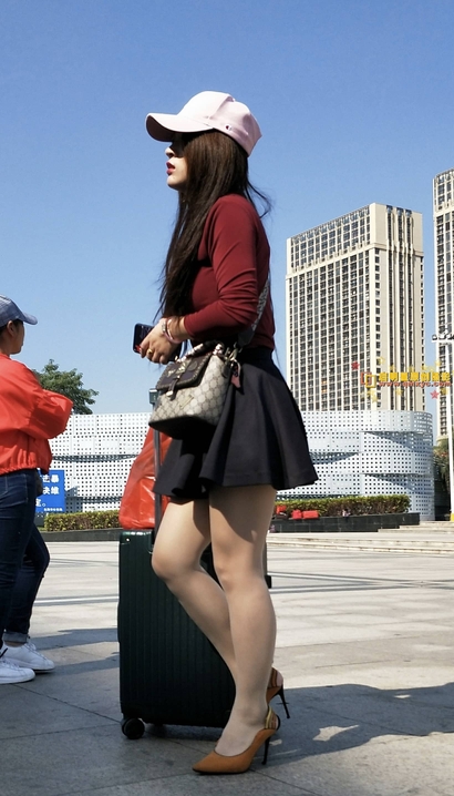 一个肌肤胜雪的时髦包臀裙圆臀女孩[WK-8QO3]