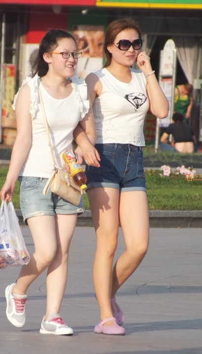 一位闭月羞花的风尚热裤长腿女生[KP-2T85]