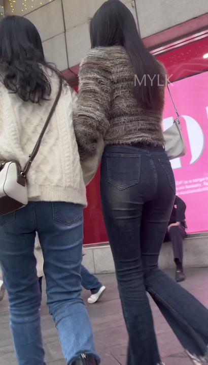 【视频】抓拍语笑嫣然的极品紧身牛仔裤丰臀靓女[XG-RW6D]