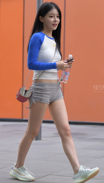 一个身姿优雅的气质热裤圆臀女生[MB-YN9F]