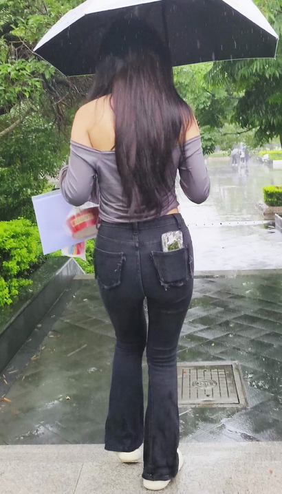 【视频】街拍温香艳玉的时尚紧身牛仔裤翘臀美女[AV-HJ36]