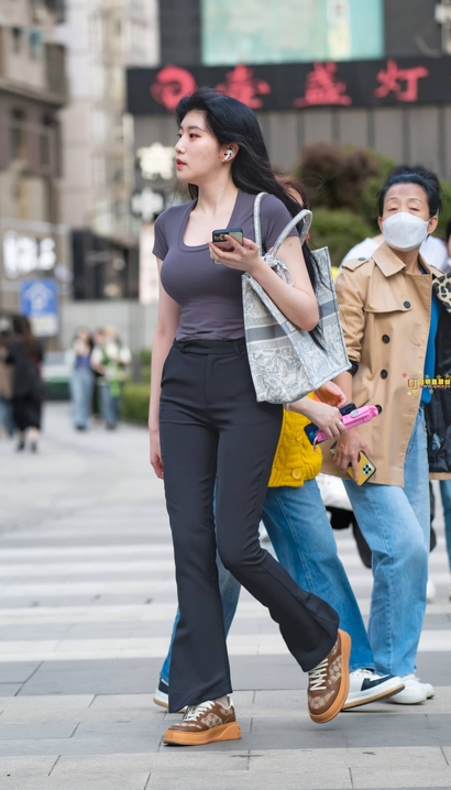 偶遇明眸皓齿的时髦紧身裤翘臀女孩[QD-VB29]