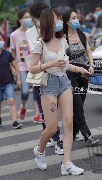 街拍颇具气质的时尚热裤长腿女神[TI-DU9A]
