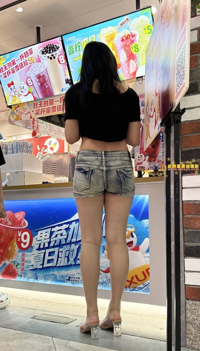 偶遇眉目如画的性感热裤圆臀辣妹[WY-RFF7]