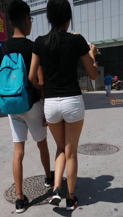 一个仙姿玉色的潮流热裤美臀女生[LI-Q5BG]
