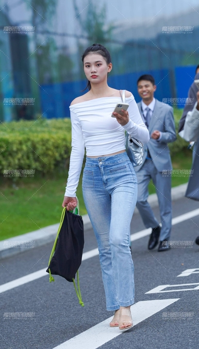 一位美目盼兮的新潮紧身牛仔裤美臀女生[FP-0RIX]