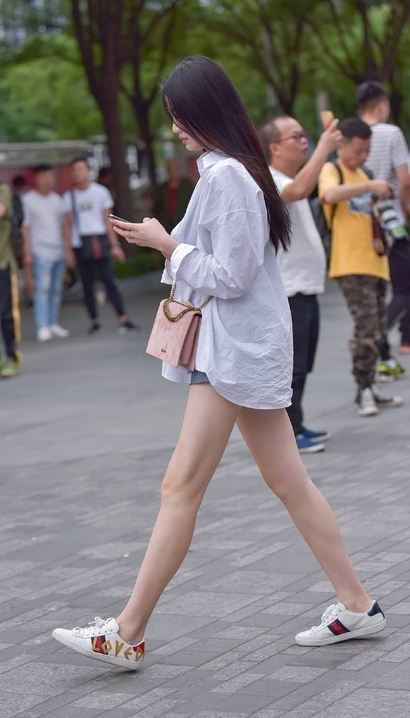 街拍冰清玉洁的极品热裤长腿女生[UJ-2J21]