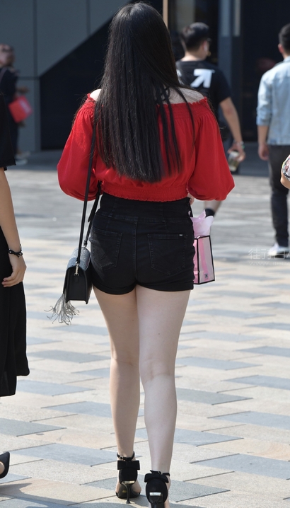一个华如桃李的新潮热裤圆臀靓女[TO-0VW9]