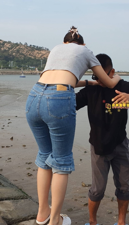 偶遇靡颜腻理的新潮牛仔裤长腿美眉[OL-HQZY]
