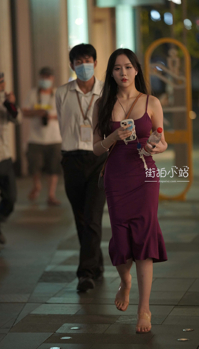 抓拍婉风流转的性感超短裙长腿辣妹[YU-M8Q9]