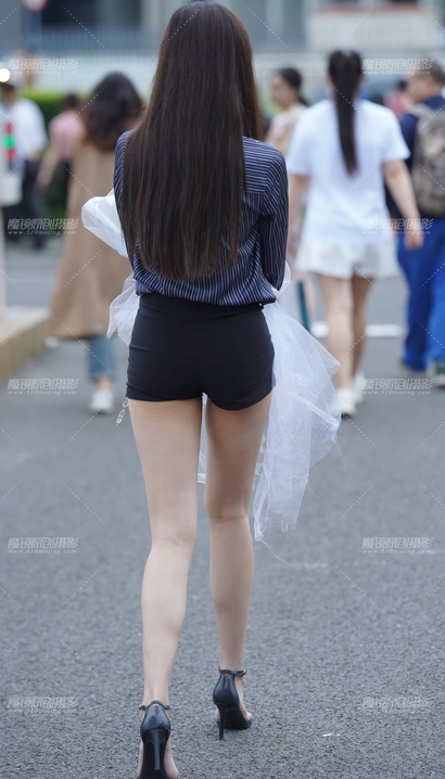 街拍气质不凡的新潮热裤美臀女生[EC-KSM7]
