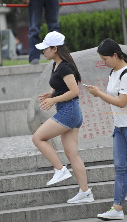 偶遇温婉娴淑的气质热裤美腿小姐姐[YD-7JDF]