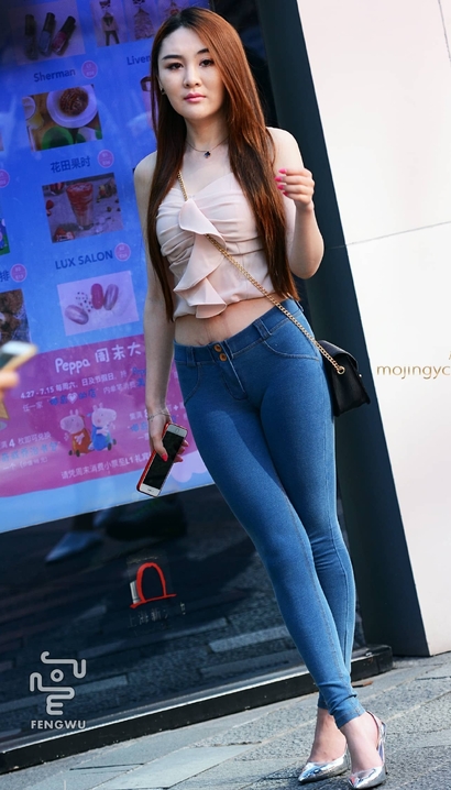 一位美目盼兮的风尚紧身裤翘臀御姐[TK-A2S0]