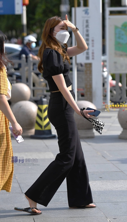 一个聘婷秀雅的气质个性服饰翘臀女孩[CL-TQK7]