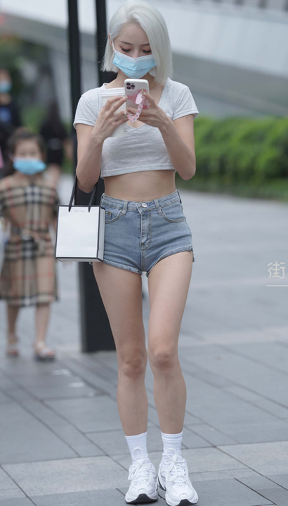 一个美撼凡尘的潮流热裤圆臀辣妹[OU-DVIH]