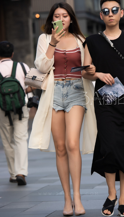 街拍巧笑倩兮的性感热裤圆臀女神[SG-J0BL]
