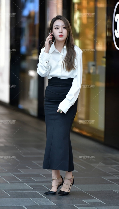 偶遇颇具气质的风尚小短裙长腿女生[QK-U34P]