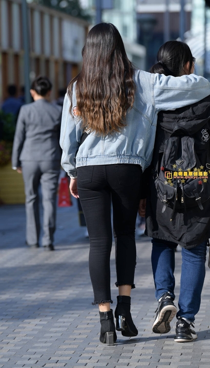 抓拍袅袅婷婷的新潮紧身牛仔裤长腿御姐[DI-T9UI]