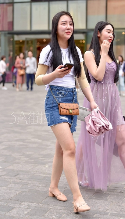 抓拍仪态万端的风尚热裤美臀女生[UD-32JR]