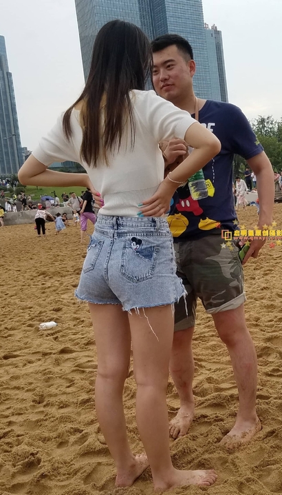 街拍清艳脱俗的时尚热裤大长腿女孩[VA-5493]