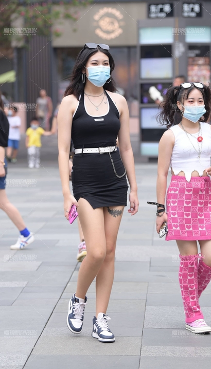 街拍气质出众的时尚裙子翘臀女神[XR-0N5W]