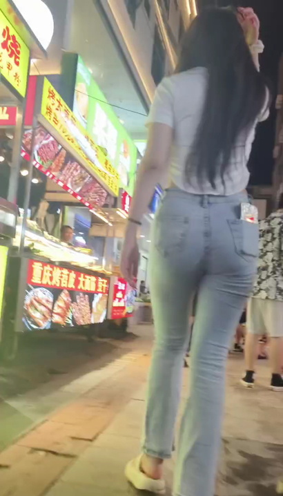 【视频】街拍双瞳剪水的时髦紧身牛仔裤紧臀御姐[AU-M595]