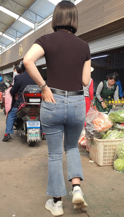 抓拍清丝纠缠的潮流牛仔裤紧臀女神[IB-EITE]