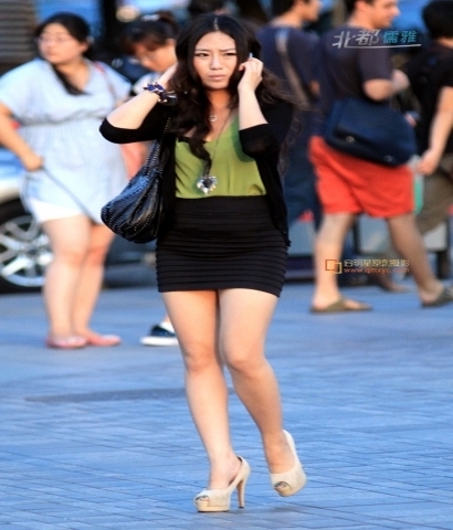 街拍娥娜翩跹的气质超短裙紧臀女生[SG-6ISW]
