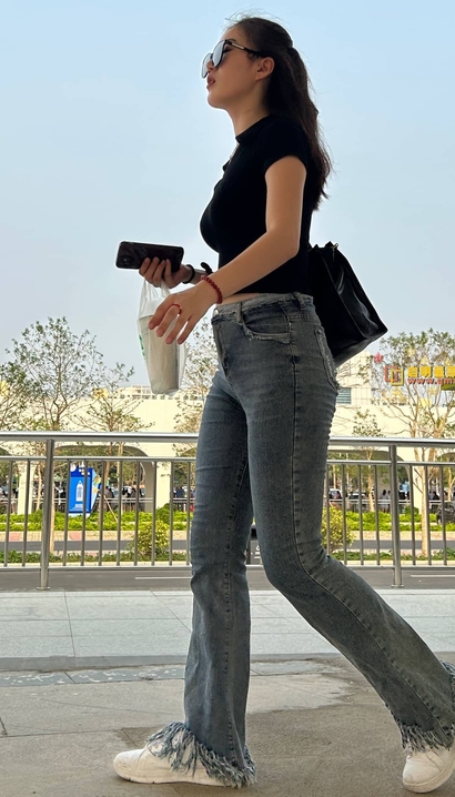 街拍聘婷秀雅的新潮紧身牛仔裤大长腿御姐[PP-X56Q]