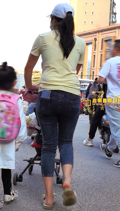 一位惊鸿绝艳的极品紧身牛仔裤丰臀御姐[HB-N579]