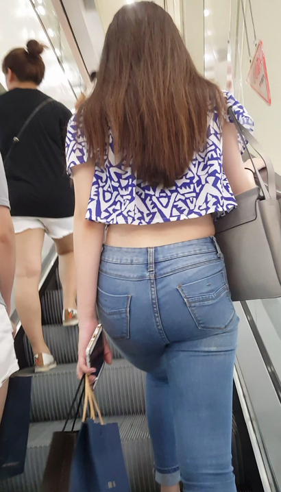 【视频】街拍肤如凝脂的时髦牛仔裤圆臀美眉[ZC-9238]