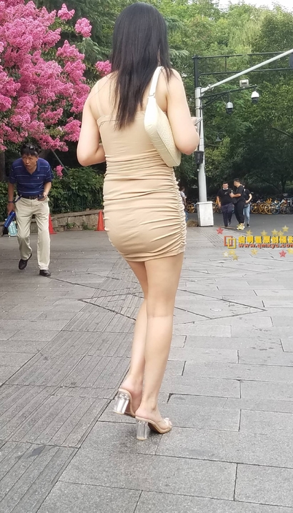 街拍婉风流转的小清新小短裙大长腿女孩[NS-E46E]