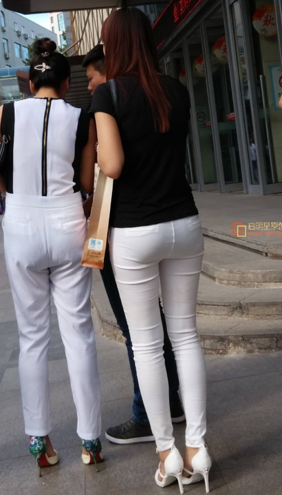 抓拍美艳绝伦的极品紧身裤丰臀女孩[HT-814H]
