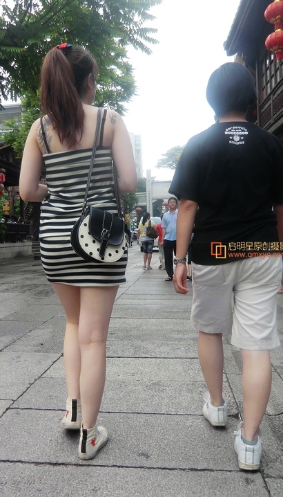 一位温婉可人的时髦裹臀裙丰臀女生[AT-X770]