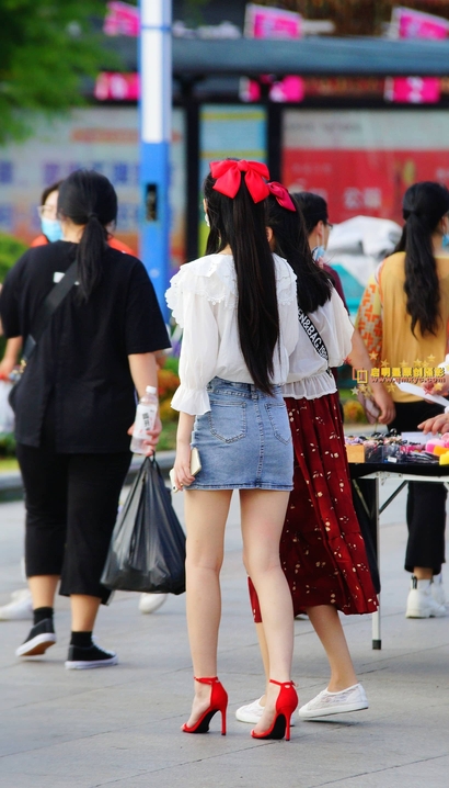 街拍翩若惊鸿的性感包臀裙大长腿美眉[OD-BXHT]