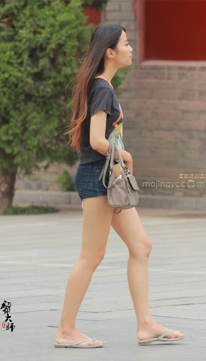 街拍天生丽质的性感热裤美臀小姐姐[LA-1Y0U]