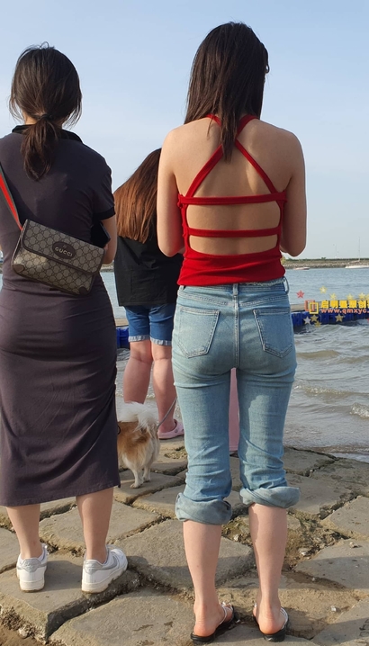 抓拍剪水双瞳的前卫紧身牛仔裤丰臀女生[VK-M275]