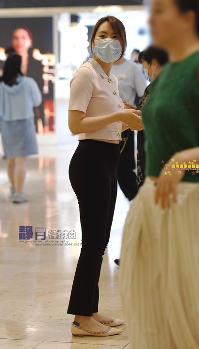 抓拍花容月貌的时尚紧身裤长腿女神[FZ-9KPS]