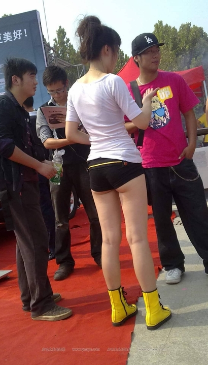 偶遇娉婷袅娜的性感热裤圆臀美女[KL-3837]