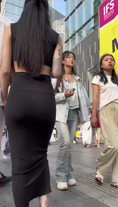 【视频】抓拍温婉可人的风尚裹臀裙丰臀辣妹[YJ-Z245]
